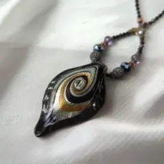 個性的渦巻き模様ペンダントトップのビーズネックレス　約60cm