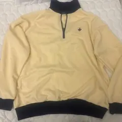 クリーム色と黒のハーフジップトレーナー