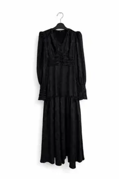 黒い長袖マキシドレス