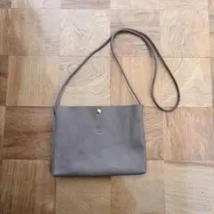 イルビゾンテ グレー レザー クロスボディバッグ