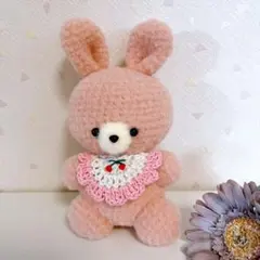 【ハンドメイド】あみぐるみ　うさぎ　ピンク　ふわふわ毛糸　さくらんぼスタイ