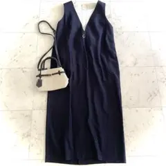 美品 サクラ SACRA ビスコースリネンVネック ノースリーブワンピース 紺のサムネイル
