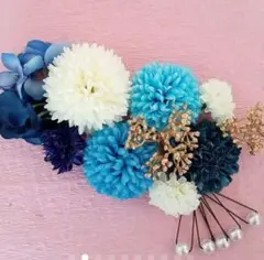 白と青と水色のピンポンマムと紫陽花にゴールド小枝の髪飾り