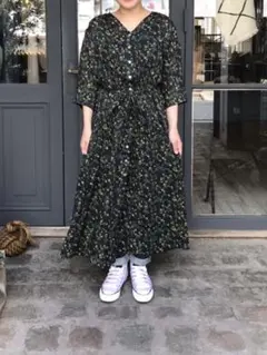 HUG Ō WäR（ハグオーワー）花柄リヨセルマキシワンピースのサムネイル