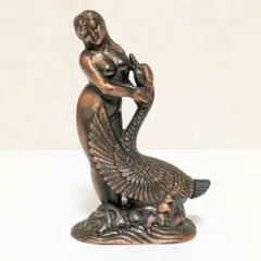 ブロンズ製女性と白鳥の置物