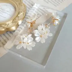 ハンドメイド ピアス イヤリング 桜　さくら　白　大ぶり　ロング　 NO.435