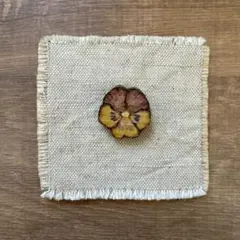 木製　パンジー柄のブローチ