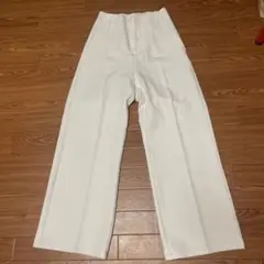 ホワイト　ストレートパンツ　白
