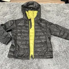 130キッズ ウルトラライトダウンコート 黒と黄緑 フード付き