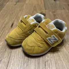 New Balance イエロー スニーカー