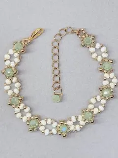 モスグリーンのガラスと白ビーズのブレスレット