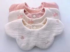 ハンドメイドスタイセット　花びらスタイ 刺繍×りぼん もくもくスタイ