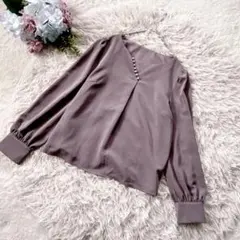 【PROPORTION】 ブラウス パール付 Ｍ くすみパープル　オフィスのサムネイル