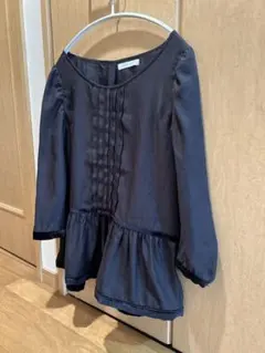 黒のフリル付き長袖ブラウス