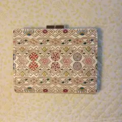 皮革伝統工芸 花柄刺繍の二つ折り財布のサムネイル
