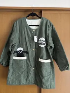 新品未使用　ひつじのショーン　裏ボア長袖エプロン　保育士　防寒