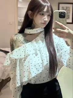 ホワイト・ドット柄フリルオフショルダーシャツ