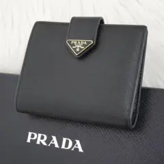 極美品　PRADA プラダ　二つ折り財布　サフィアーノレザー　三角プレート　黒