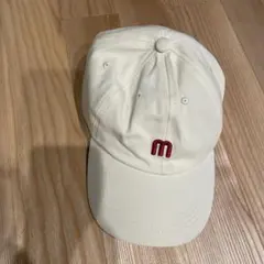ホワイト ベースボールキャップ 赤いmロゴ