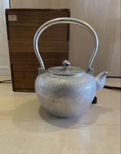 純銀製 丸形 菊摘 口打出湯沸 銀瓶 煎茶道具 重量1387g 純銀製 丸形 菊摘 口打出湯沸 銀瓶 煎茶道具 重量1387g - メルカリ