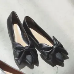 リボン付きブラックフラットシューズ