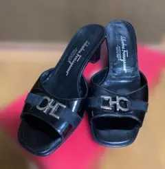 フェラガモ Ferragamo ミュール ブラックエナメル 24.5cmのサムネイル