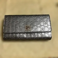 Pinky&Dianne 長財布 メタリック ロゴ型押しのサムネイル