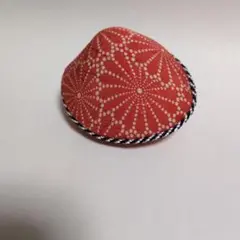 赤い花柄の布製　貝の小物