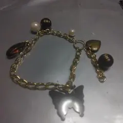 蝶チャーム付きビーズブレスレット