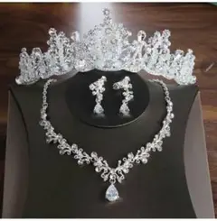 ティアラ　イヤリング　ネックレス　３点セット