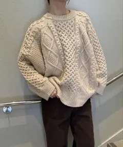 ケーブル編み クルーネックニット アイボリーのサムネイル