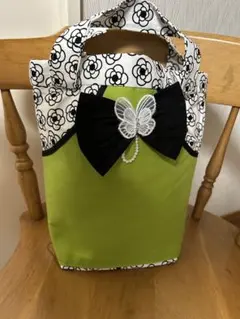 花柄エコバッグ 緑色 蝶の装飾付き
