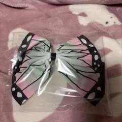 蝶の形のヘアバレッタピンクとグリーンのデザイン