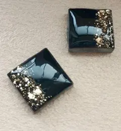 【ピアス】ブラックグリッターゴールド　秋冬　キラキラスクエア型長さ1.2cm程度