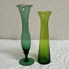 グリーン系ガラスの花瓶2つ　花器　フラワーベース　緑　黄緑　昭和レトロ　一輪挿し