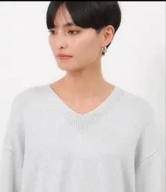 新品タグ付き美品⭐︎ラメヤーンVネックニット　ライトグレー