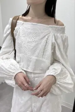 オフショルダー刺繍ホワイトトップス