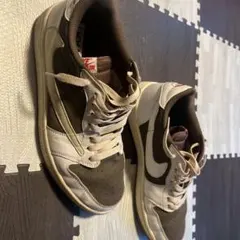 Travis Scott ×JORDAN 1 LOW スニーカーのサムネイル