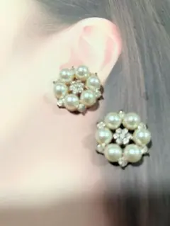パールとクリスタルのフラワーデザインピアス