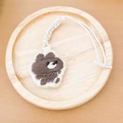 走るくまの刺繍ストラップ