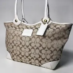COACH シグネチャー ソーホー トートバッグ ベージュ バックル - メルカリ