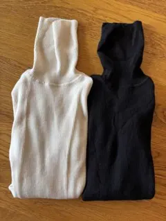 UNIQLO長袖タートルネックニット2枚セット（ホワイト・ブラック） Msize