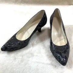 美品 パイソン柄 ポインテッドトゥ パンプス 黒 レザー 23cmのサムネイル