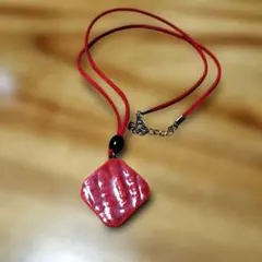 ハンドメイド赤いレザー風ダイヤモンド型ペンダントネックレス