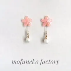 569》揺れる桜ビーズ【ホワイト】ピアス/イヤリング ハンドメイド 春 花