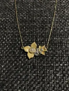 フラワーモチーフ ネックレス ゴールドカラー ダイヤ　 クリスタル