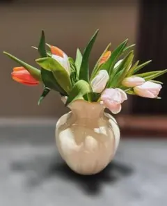 ホワイト陶器花瓶 曲線デザイン