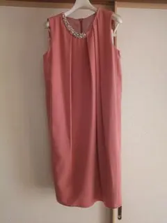 ノースリーブひざ丈ワンピース ビジュー付き　ルーデルー