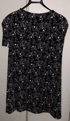 H&M 黒地に花柄のひざ丈ワンピース