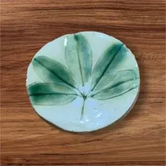 手作り陶器製 アケビ葉っぱモチーフ ブローチ ハンドメイド